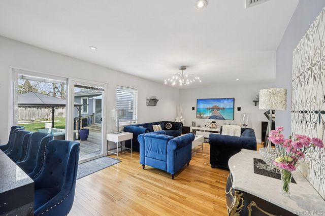 11 Mid Place, Bohemia, NY 11716