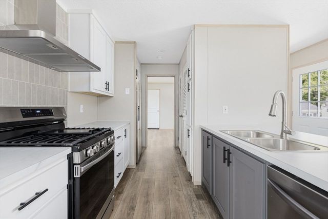 460 Collins 38, Attleboro, MA 02703