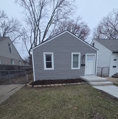20925 Ridgemont Road, Harper Woods, MI 48225
