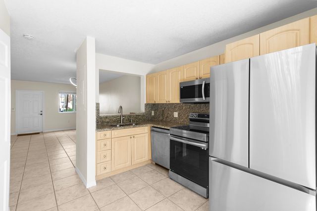 7850 NW 6th Street 104, Pembroke Pines, FL 33024