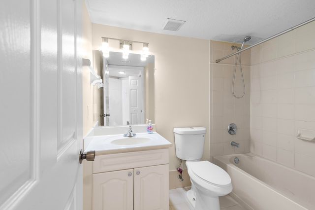 7850 NW 6th Street 104, Pembroke Pines, FL 33024