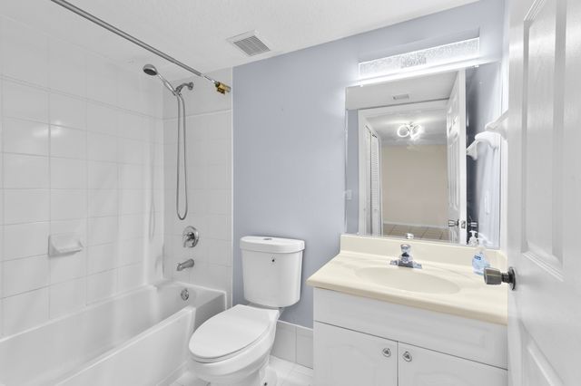 7850 NW 6th Street 104, Pembroke Pines, FL 33024