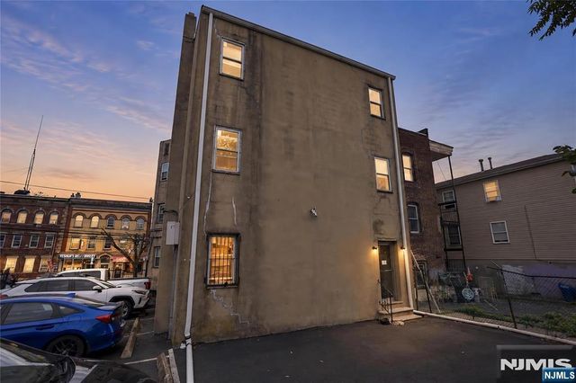 592 6th Street 1108, Newark, NJ 07107