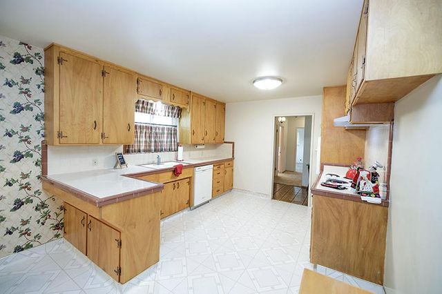 909 Mount Vernon Dr, Modesto, CA 95350