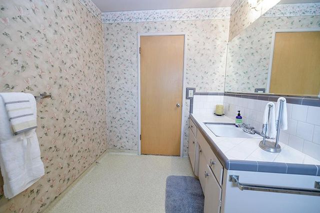 909 Mount Vernon Dr, Modesto, CA 95350