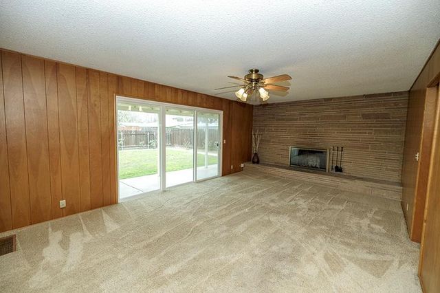 909 Mount Vernon Dr, Modesto, CA 95350