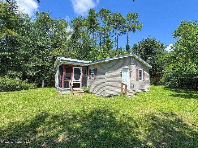 210 Gulfside Street, Waveland, MS 39576