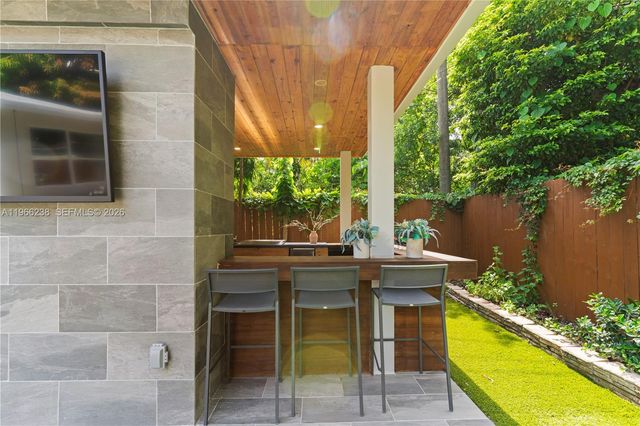 221 NE 44th St, Miami, FL 33137