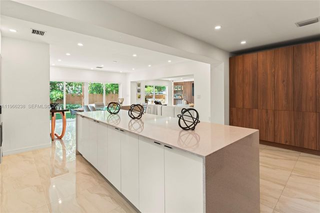 221 NE 44th St, Miami, FL 33137