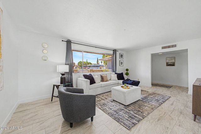 2936 W GLENDALE Avenue, Phoenix, AZ 85051