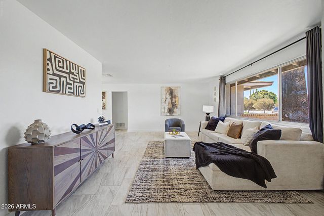 2936 W GLENDALE Avenue, Phoenix, AZ 85051