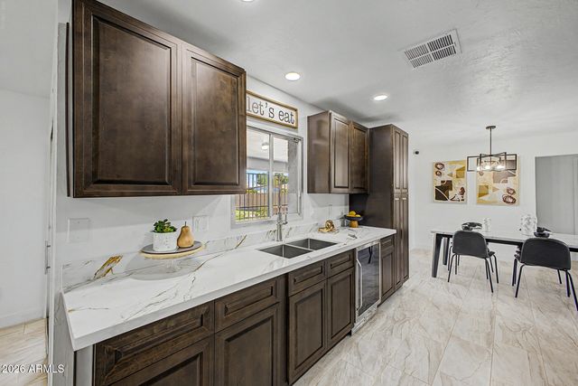 2936 W GLENDALE Avenue, Phoenix, AZ 85051
