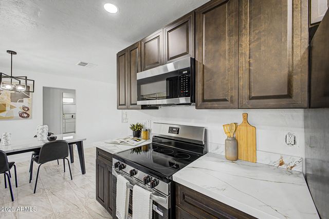 2936 W GLENDALE Avenue, Phoenix, AZ 85051