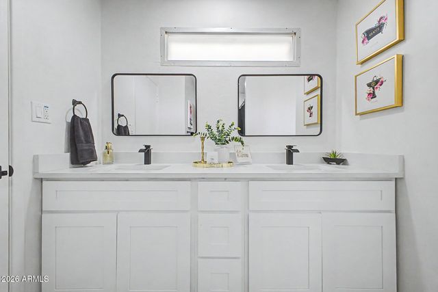 2936 W GLENDALE Avenue, Phoenix, AZ 85051