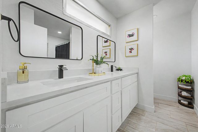 2936 W GLENDALE Avenue, Phoenix, AZ 85051