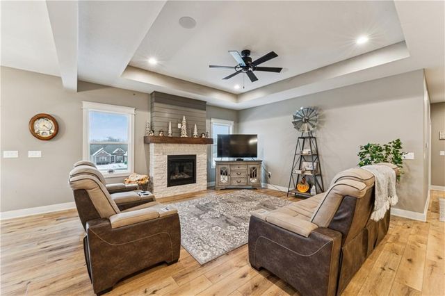 909 Captain Merriman Drive, Freeman, MO 64746