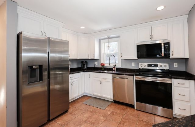 4 Ash Street, Londonderry, NH 03053