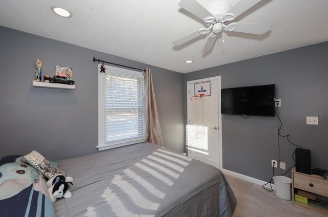 4 Ash Street, Londonderry, NH 03053