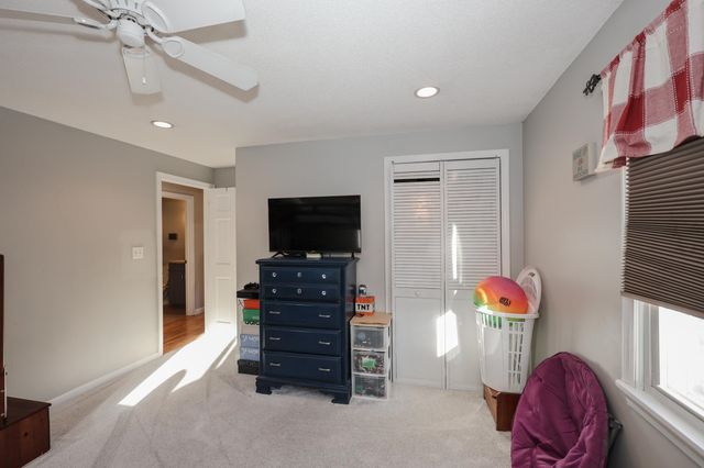 4 Ash Street, Londonderry, NH 03053