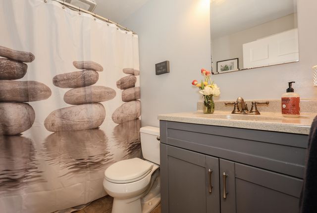 4 Ash Street, Londonderry, NH 03053