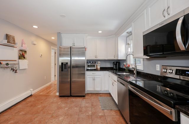 4 Ash Street, Londonderry, NH 03053