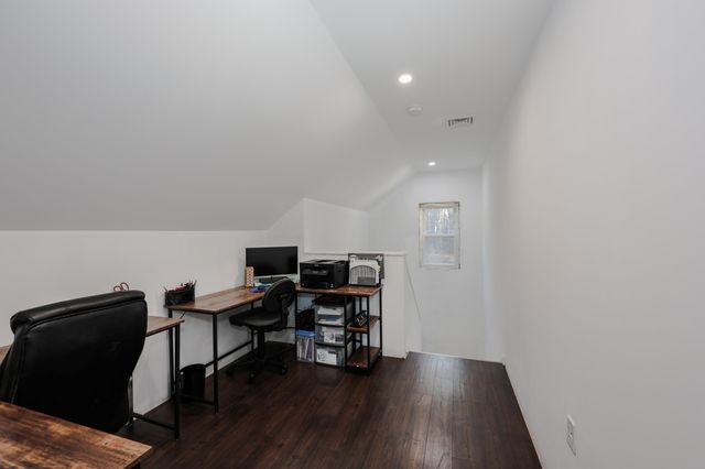 4 Ash Street, Londonderry, NH 03053