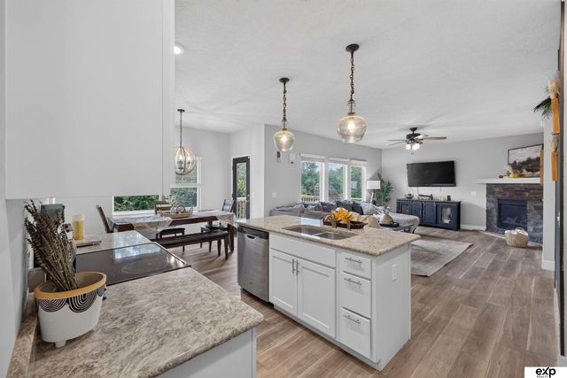 8123 S 190th Avenue, Omaha, NE 68136