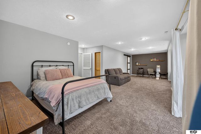 8123 S 190th Avenue, Omaha, NE 68136