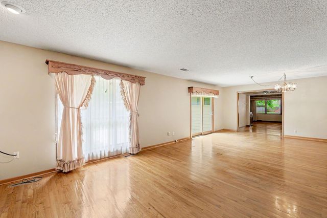 1322 N Lakeview Dr., Derby, KS 67037