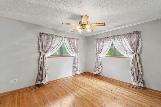 1322 N Lakeview Dr., Derby, KS 67037