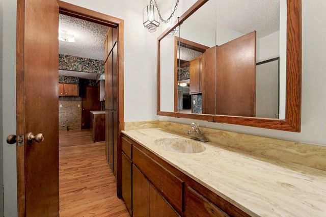 1322 N Lakeview Dr., Derby, KS 67037
