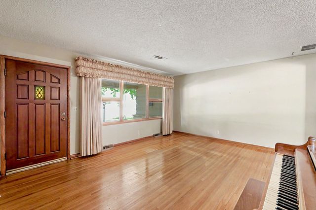1322 N Lakeview Dr., Derby, KS 67037
