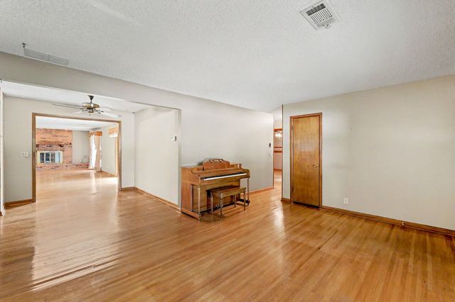1322 N Lakeview Dr., Derby, KS 67037