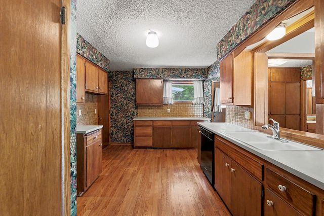 1322 N Lakeview Dr., Derby, KS 67037
