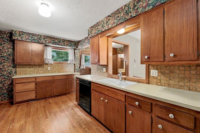 1322 N Lakeview Dr., Derby, KS 67037