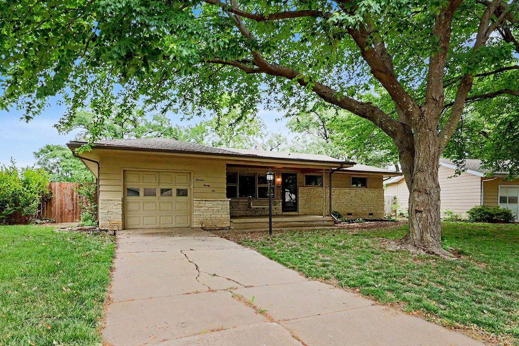 1322 N Lakeview Dr., Derby, KS 67037
