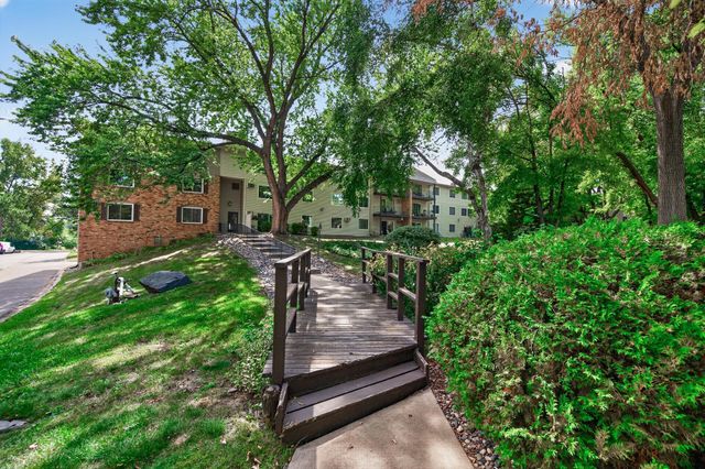 10311 Cedar Lake Road 313, Minnetonka, MN 55305