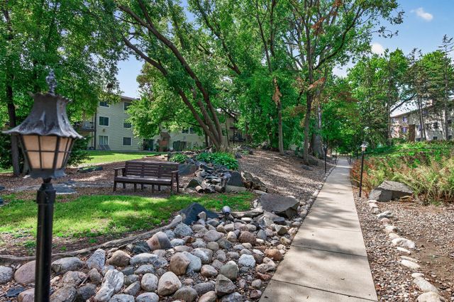 10311 Cedar Lake Road 313, Minnetonka, MN 55305