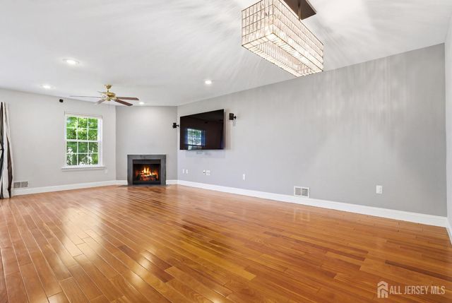 8 Ashley Court, Franklin Twsp, NJ 08873