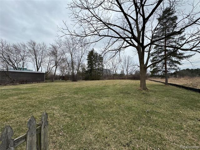 3165 Alpine Road, Troy, MI 48084