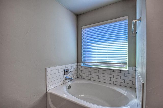 12817 NW 4th Street, Yukon, OK 73099