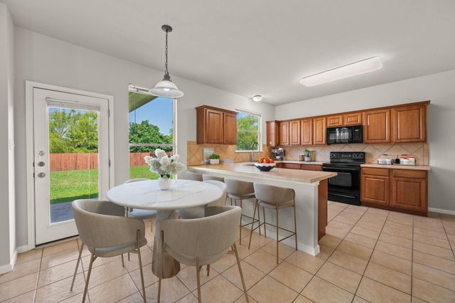 215 Gainer DR, Hutto, TX 78634