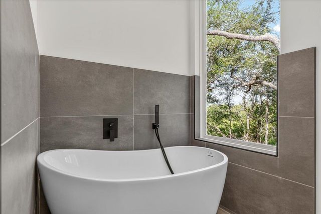 248 Kaukonahua LN, Bastrop, TX 78602