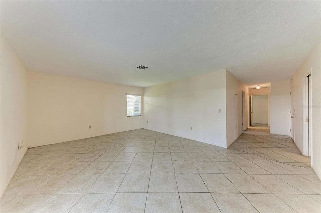 Image 11 of property listing at 6905 9TH AVENUE W 6905, Bradenton, FL 34209