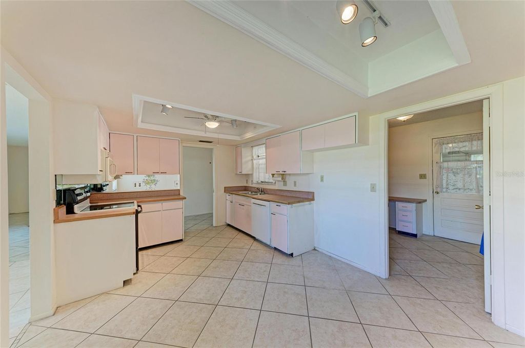 Image 12 of property listing at 6905 9TH AVENUE W 6905, Bradenton, FL 34209