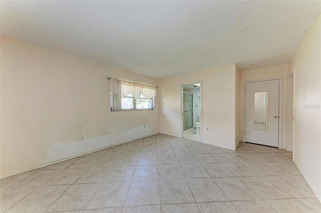 Image 13 of property listing at 6905 9TH AVENUE W 6905, Bradenton, FL 34209