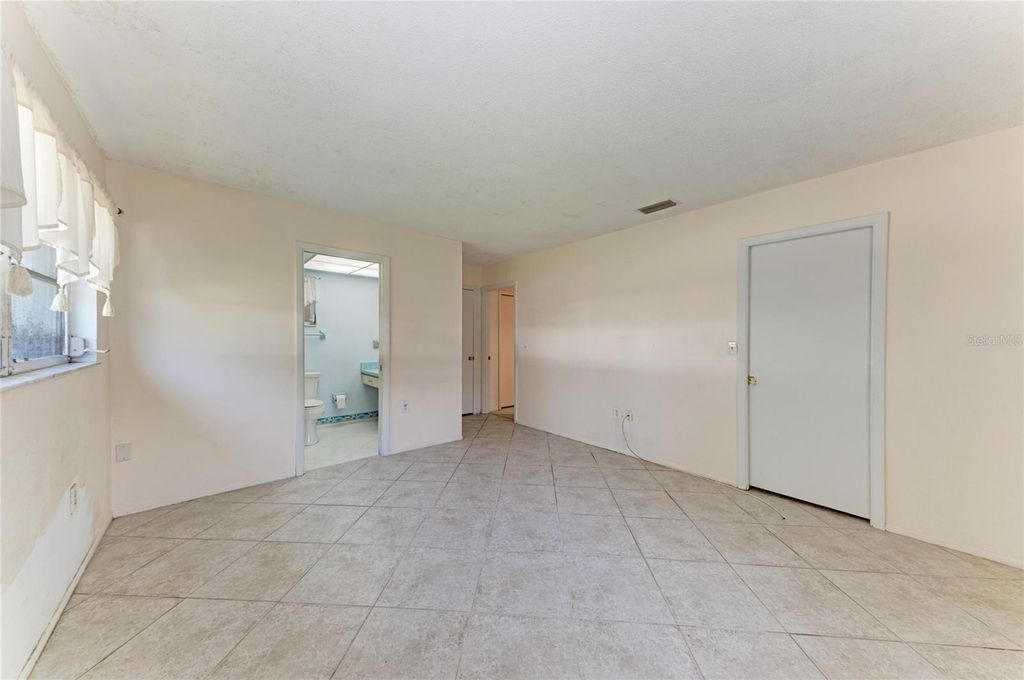 Image 14 of property listing at 6905 9TH AVENUE W 6905, Bradenton, FL 34209