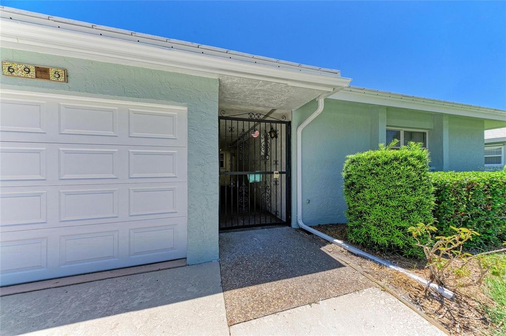 Image 4 of property listing at 6905 9TH AVENUE W 6905, Bradenton, FL 34209