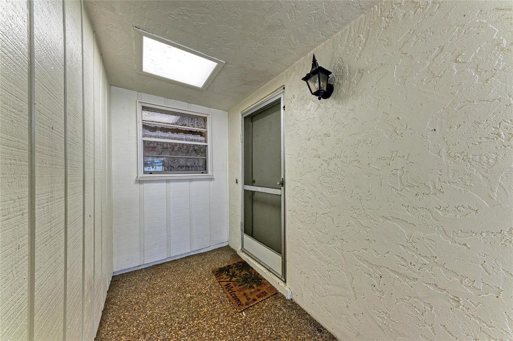 Image 6 of property listing at 6905 9TH AVENUE W 6905, Bradenton, FL 34209