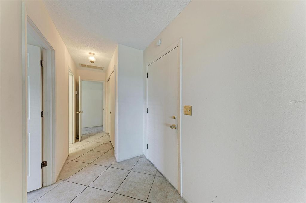 Image 7 of property listing at 6905 9TH AVENUE W 6905, Bradenton, FL 34209